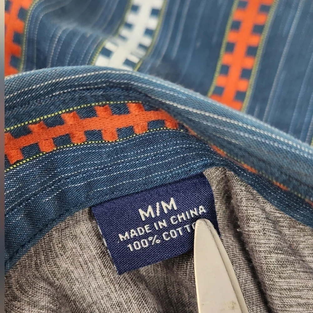 Tommy Bahama Button Down Pocket Dress Shirt. 100% Cotton - Picture 4 of 5